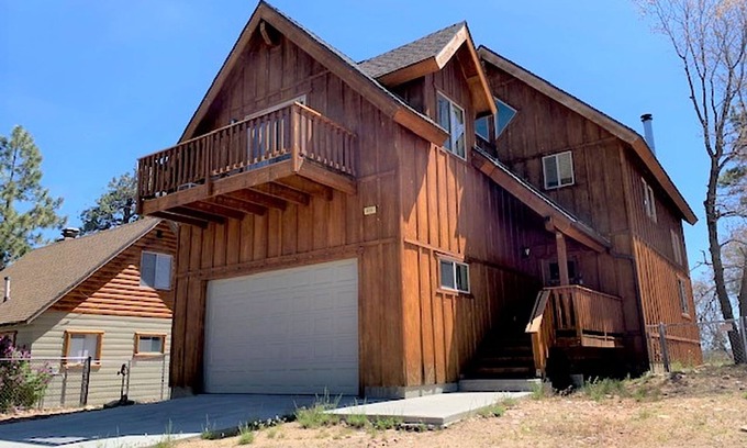 Big Bear Lake House | The Fox Paw - Walk to Village & Lake, Game Room, Pool Table, Jet Tub