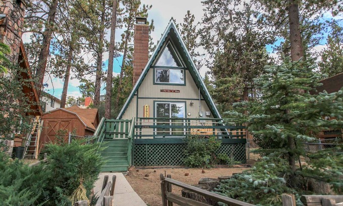 Moonridge House | The Getaway - Close to Slopes, Zoo & Golf course, Deck, Barbecue