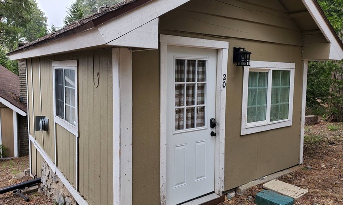 Twin Peaks Cabin | The Hiker's Hideaway at The Twin Peaks Lodge