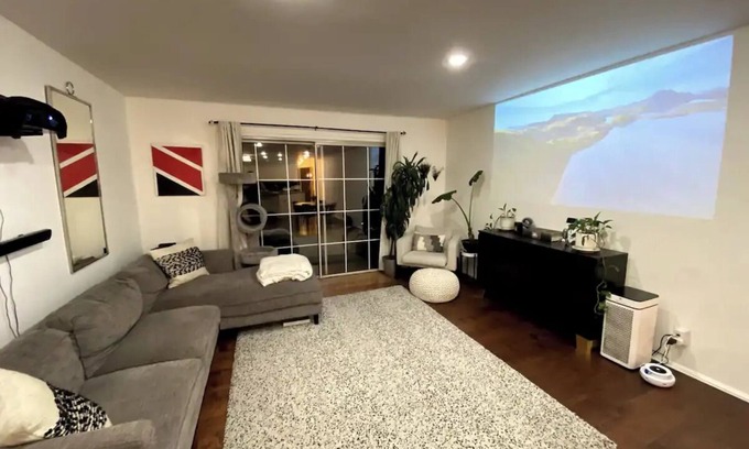 Hollywood Hills Condo | The Landing - Hollywood Hills Aptn3 min from Universal Studios and Walk of Fame