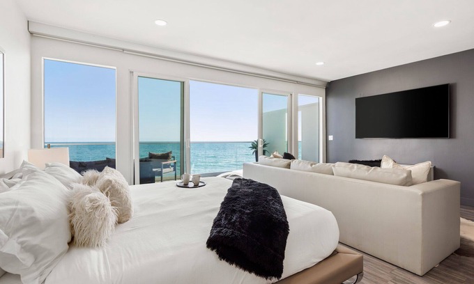 Eastern Malibu Condo | The Malibu 5 - No. 4 - Beachfront Studio w pvt balcony, parking, beach access