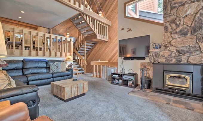 Mammoth Lakes House | The Mammoth Lodge by Hiking, Lakes, Skiing & More!