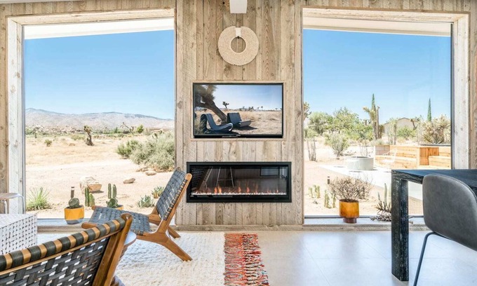 Pioneertown House | The Modern Wolfden: 4 bedrooms, All En-suite Baths