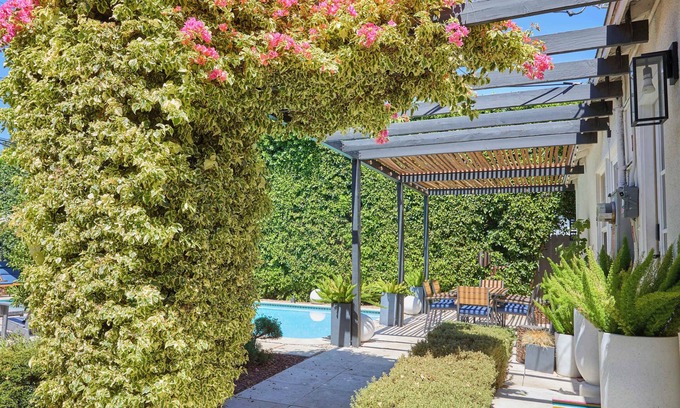 Lake Balboa House | The Oasis | Sleeps 6 | Private Pool & Garden