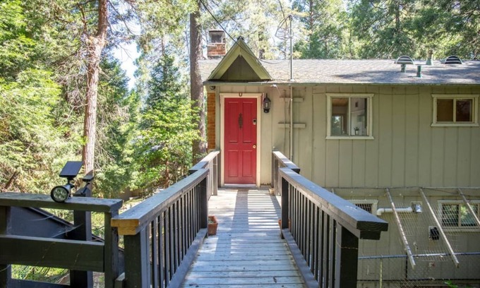 Crestline House | The Starlight Lodge, just a short walk to Lake Gregory