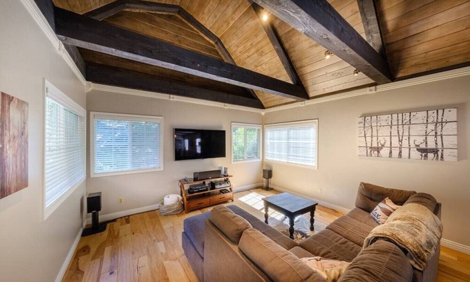 Cedar Glen House | TheDragons Den Mega Cabin Sleeps 12