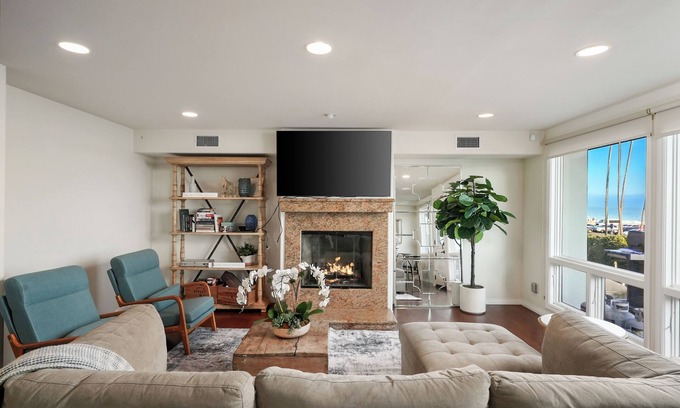 Corona del Mar House | This house is a 3 bedroom(s), 2.5 bathrooms, located in Newport Beach, CA.