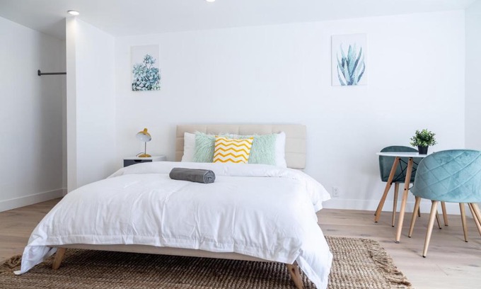 Larchmont House | THREE UNIT HOLLYWOOD COMPLEX W/3 PRIVATE ENTRANCES