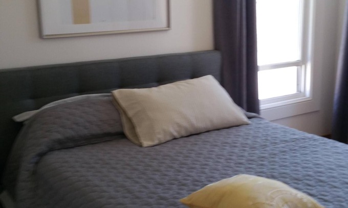 Oakland Apartment | Top Floor Uptown 1-6 Guests 3BR 2BTH with Parking