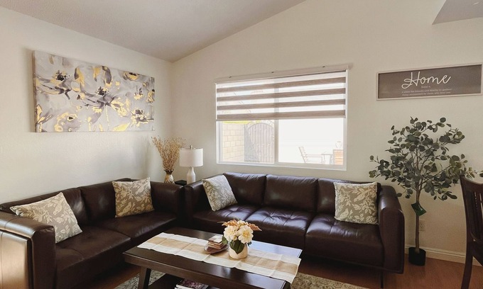 Westminster House | Tranquil Retreat in Little Saigon. 15’ from DISNEYLAND
