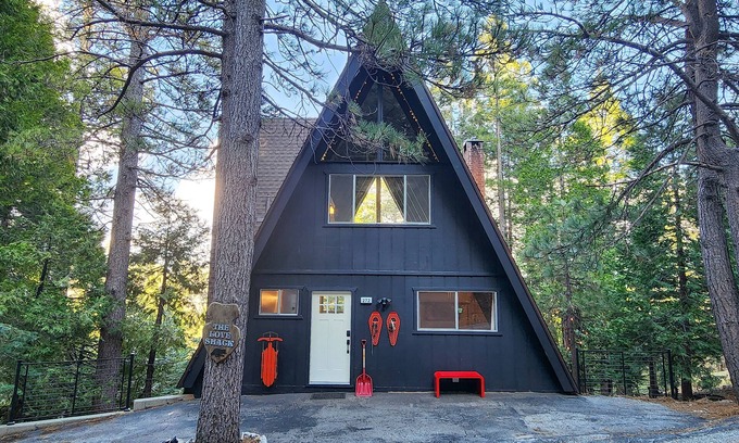 Lake Arrowhead Cabin | Tree-Frame A Treehouse A-Frame - Lake Access - Fenced Yard - AC