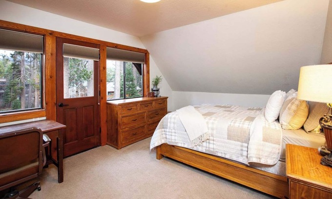 Donner Lake Woods Cabin | Truckee Time | Fireplace, Two Living Rooms!