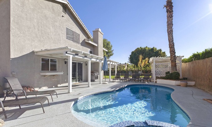 Indio House | "Tulip Play House"5 Bedrooms 3.5 bath Pool & Spa w/Built in BBQ, big side yard