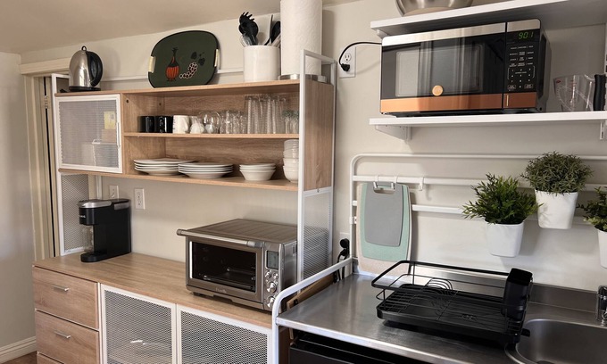 Los Angeles House | Updated & Sunny Detached 1 Bedroom Guest Unit with Kitchenette & View