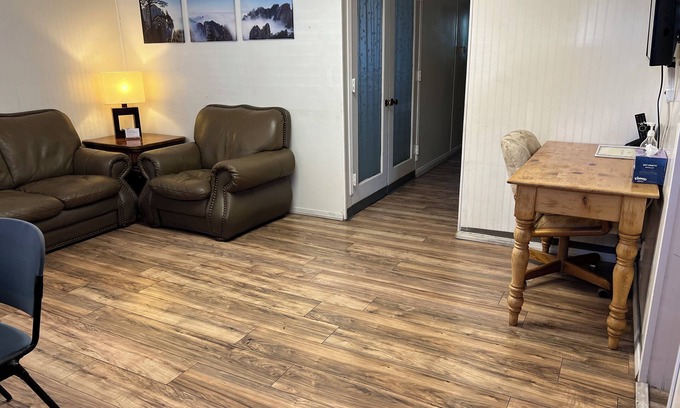 Hawthorne House | Vacation Home-Beaches, LAX Airport and Freeway405&105 nearby