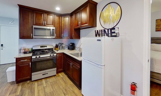 Van Nuys House | VAN NUYS DELIGHT: QUAINT 1BR GUESTHOUSE w/COVERED PARKING & PRIVATE PATIO p18