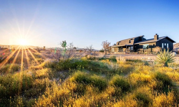 Pioneertown Villa | Villa ∙ 3 bedrooms ∙ 8 guests