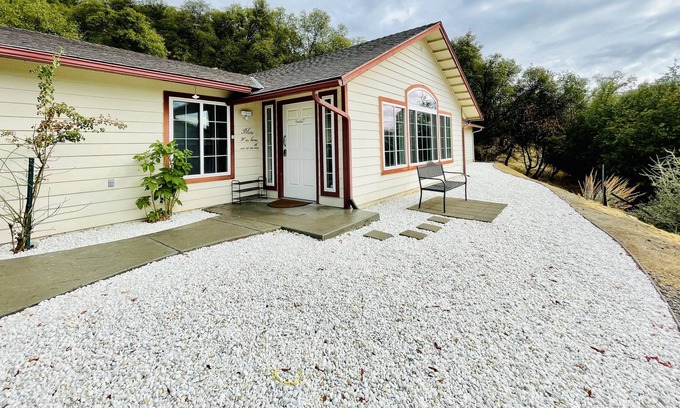 Oakhurst House | Villa near Yosemite & bass lake w/Hot Tub/EV charging