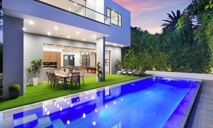 Beverly Hills Villa | Villa Waldorf by LuxJB ๐ 16 Guests ๐ Heated Pool & Jacuzzi