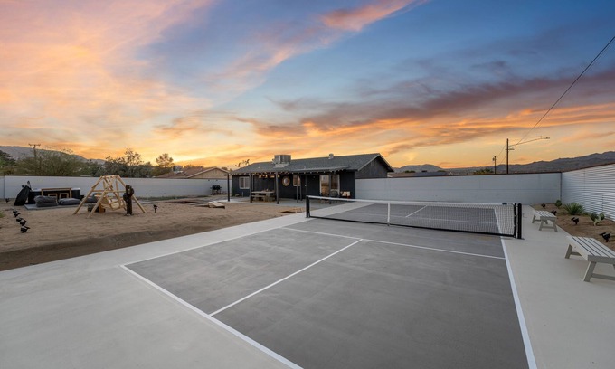 Joshua Tree House | Vista del Valle 🌵 Pickleball + Pitch&Putt + Hot Tub + Pool