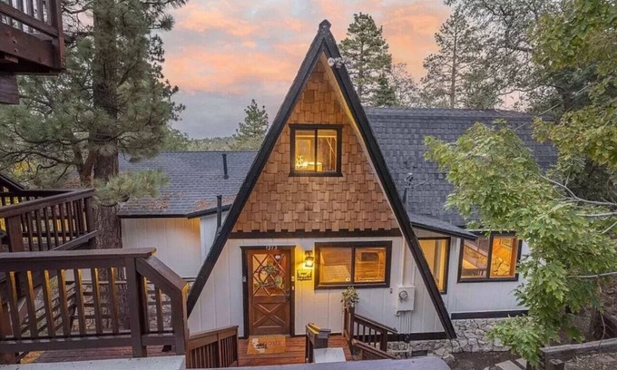 Big Bear Lake Ski Chalet | Walk 2 Bear Mtn! Indoor Spa, Pool Table, Arcades