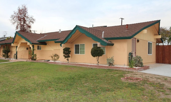 Southwest Anaheim House | Walk To Disneyland! 4 Bedrooms and 3 Bathrooms.