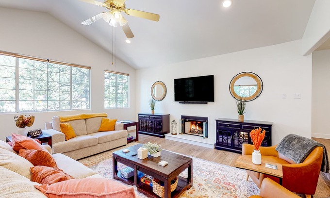 Crestline House | Walk to lake | BBQ Grill | Fire pit| Shuffleboard