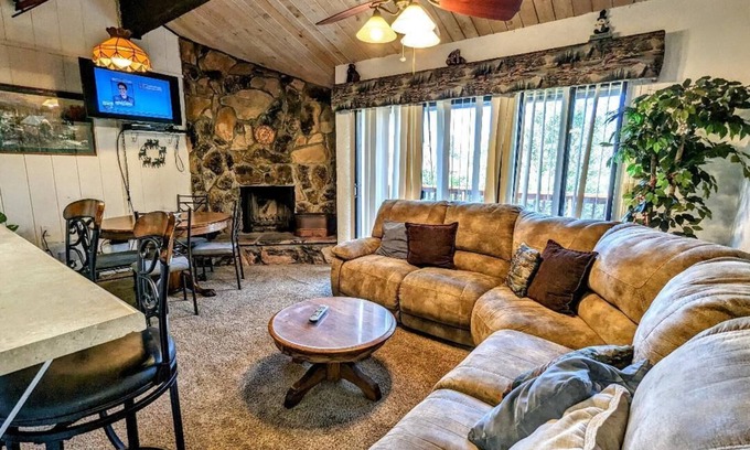 Big Bear Lake Condo | Walk to the Slopes! Rustic Townhouse by Snow Summit