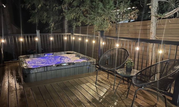 Cedar Glen Cabin | Walking distance to the lake & village. Hot tub
