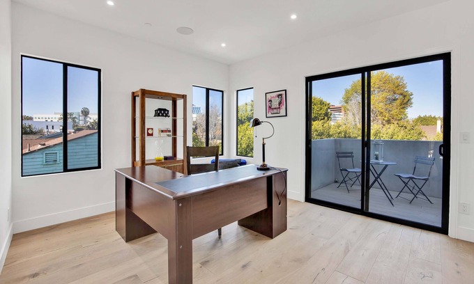 Sawtelle House | Wellesley by AvantStay | 2 Miles to Beach