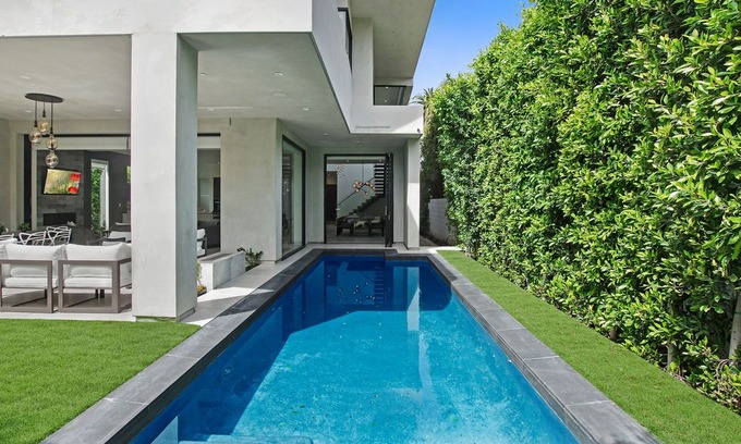 Melrose House | West Hollywood Serenity Villa | 5 Bed | Pool | Gated