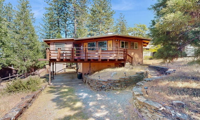 Groveland Cabin | Whimsical dog-friendly cabin with fireplace & deck - close to Yosemite, skiing