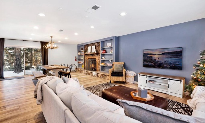 Fox Farm Ski Chalet | Wildwood Lodge by Big Bear Vacations Hot Tub Ultra Cozy Fox Farm Retreat