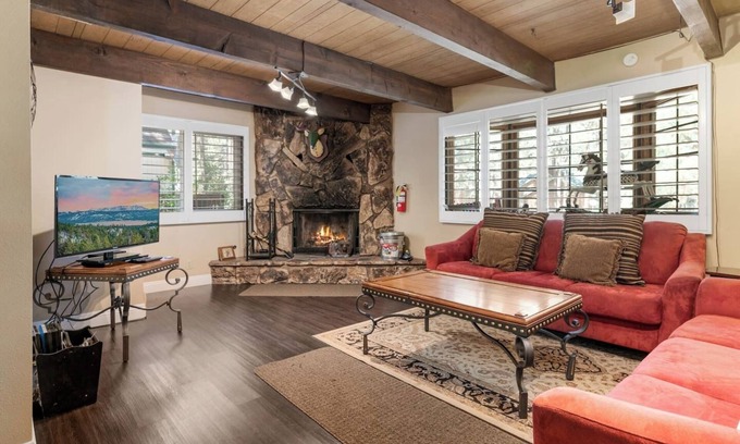 Summit Estates House | Zan's Retreat~W/Spa-Walk to slopes! No Pets