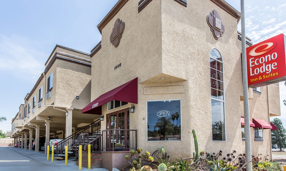 Fallbrook Hotel | Econo Lodge Inn & Suites Fallbrook Downtown