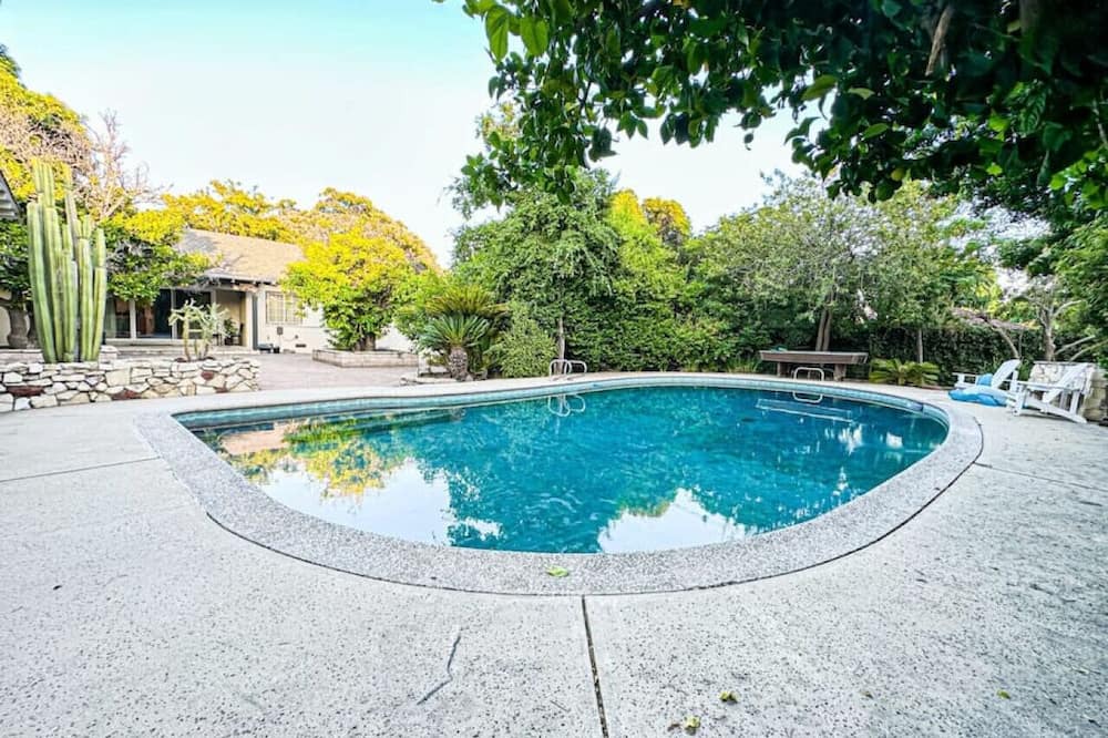 San Fernando House | Gorgeous 6 BR House With Pool - Lou-SF