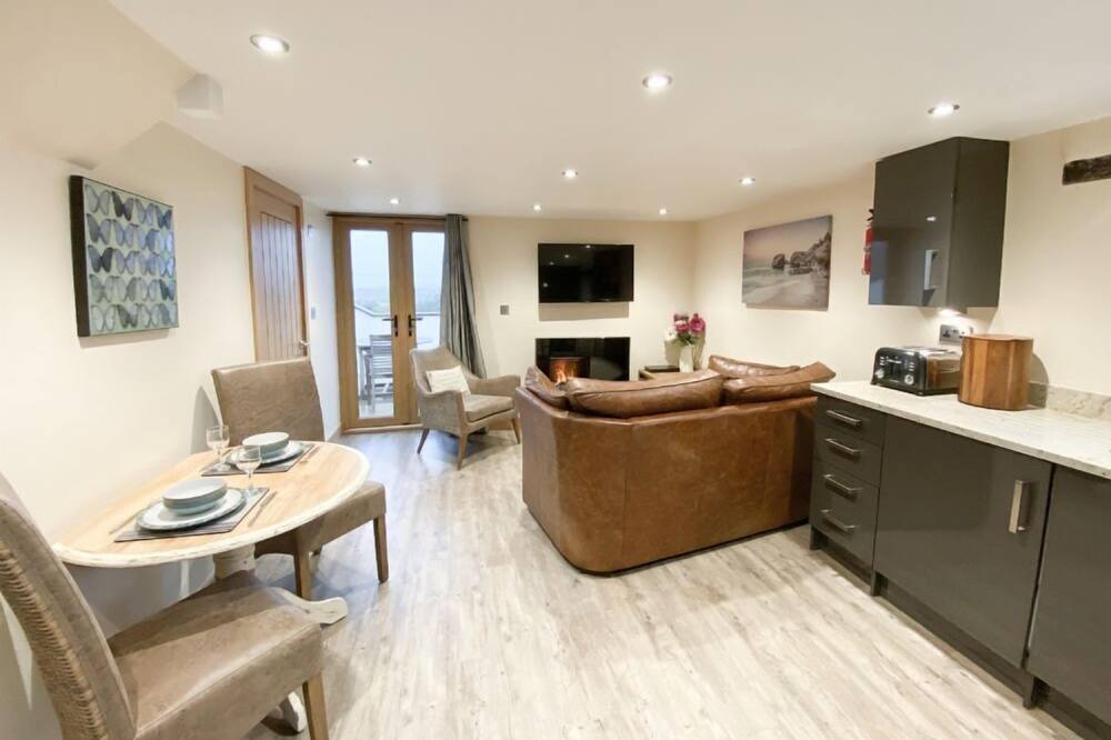 Marhamchurch Cottage | Converted Barn with Superb Sea and Countryside Views