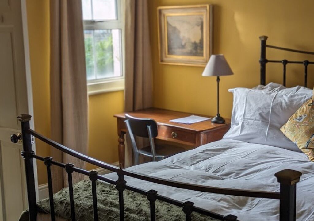 Lambeth Bed & Breakfast | 17 Trent Road