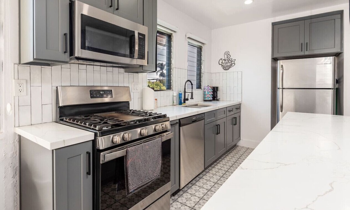 La Brea House | Luxury Spacious 4BD Duplex Upper Unit BeverlyGrove