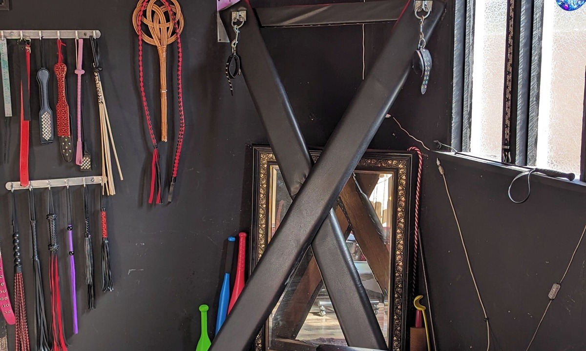 Arlington House | UNIQUE DUNGEON RETREAT - Experience your own 50 Shades of Gray Kink Adventure 😈