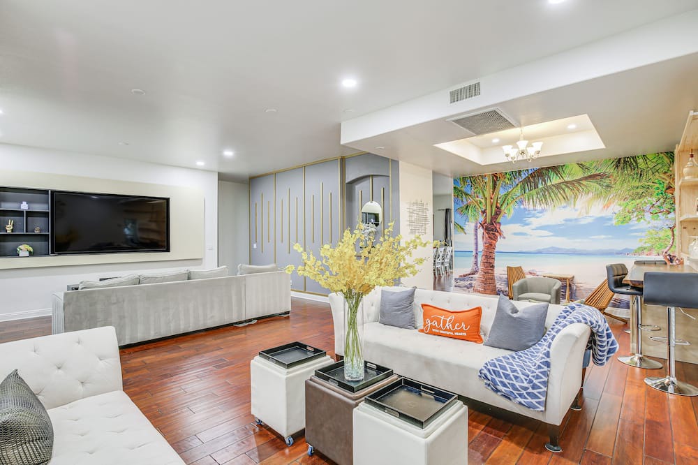 Anaheim Colony Historic District House | Spacious Anaheim Home < 30 Mi to DTLA!