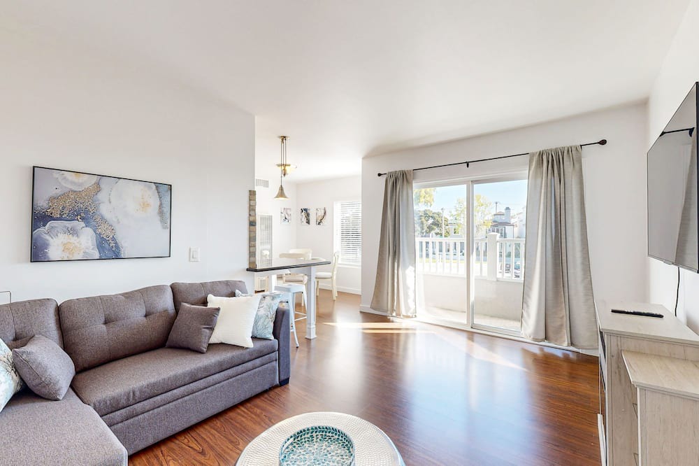 Old Towne Condo | Sunny condo by the beach with a full kitchen, balcony, & water view