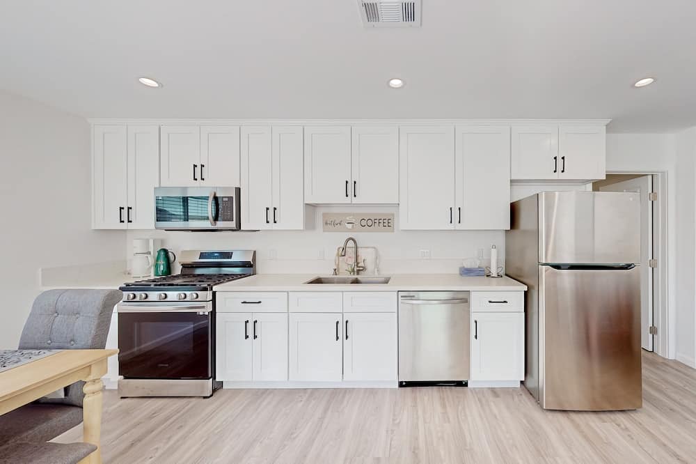 Northridge House | Stylish, sunny retreat with patio & W/D - near golf & theme parks - dog-friendly