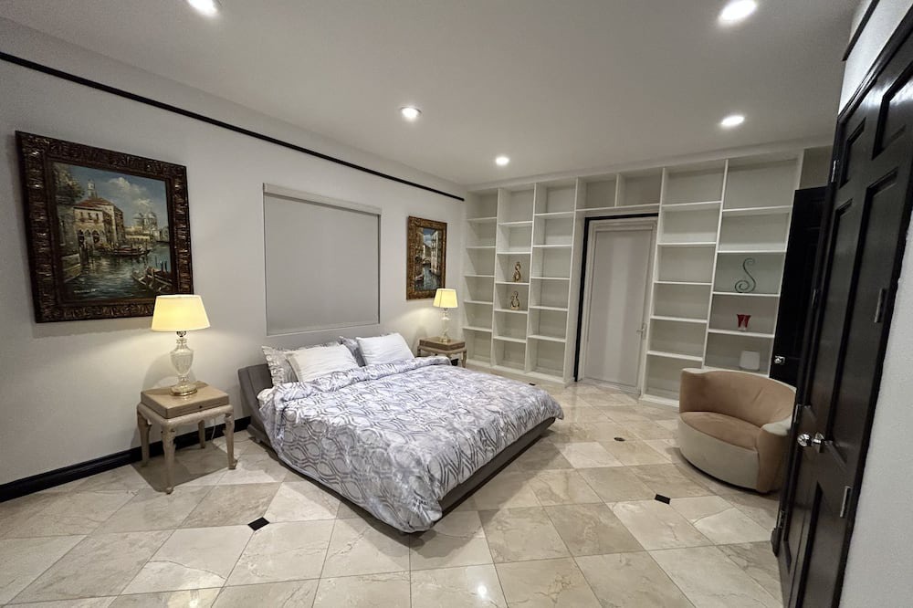 Orange House | Luxurious Villa 1 Bed + 1 Bth Stay