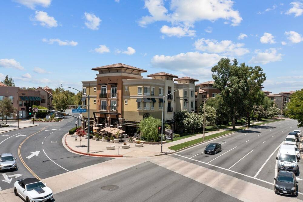 Valencia Condo | Modern Farmhouse 3-bedroom Condo near Six Flags with luxury amenities Gym, Pool