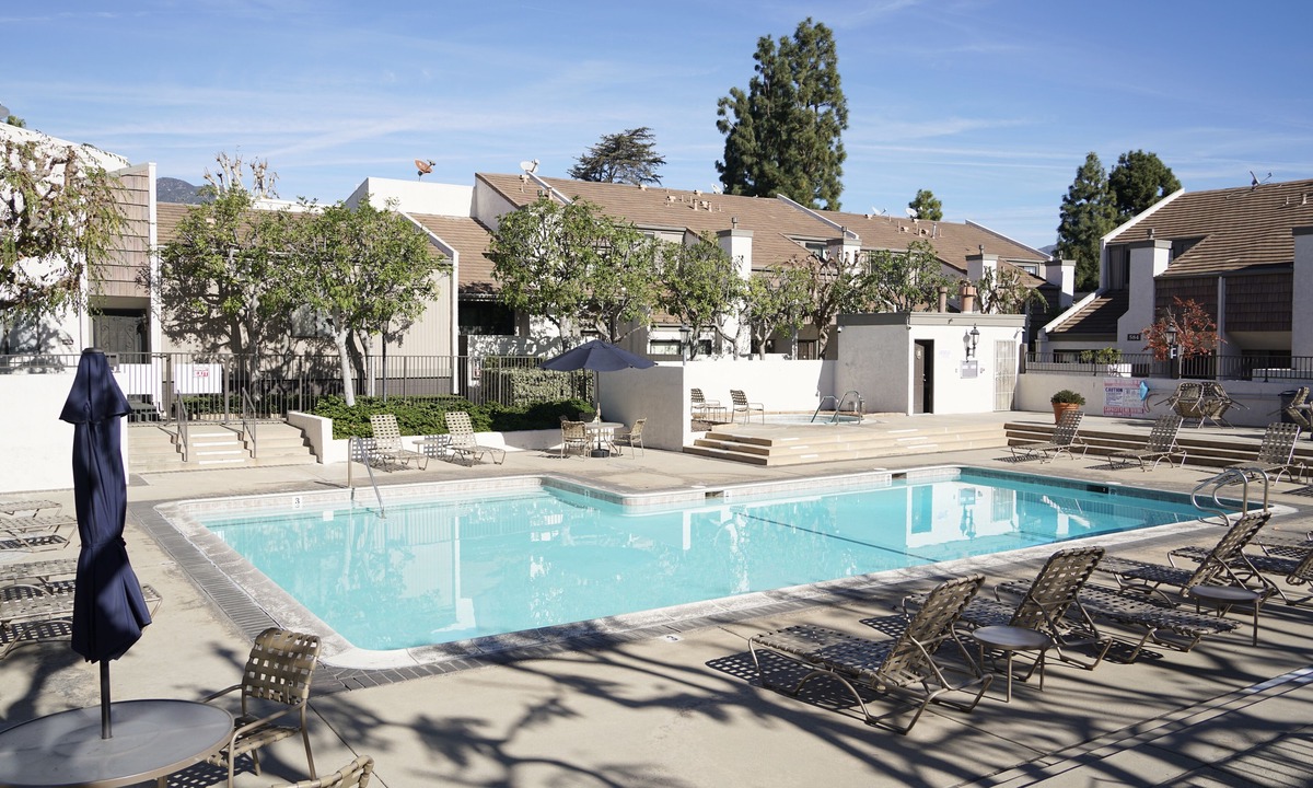 Arcadia House | Master Bedroom/Private Full Bath/Mountain & Pool View