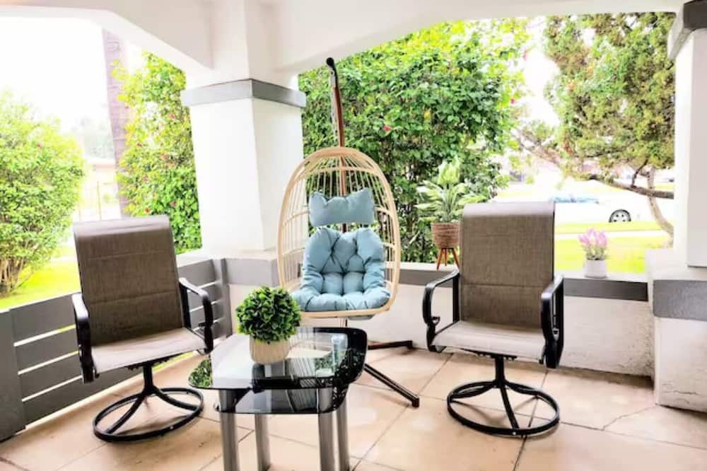 Alhambra Apartment | SP18 Prime location LUXE 2Bedroom / 1Bath Apartment kingsize bed!
