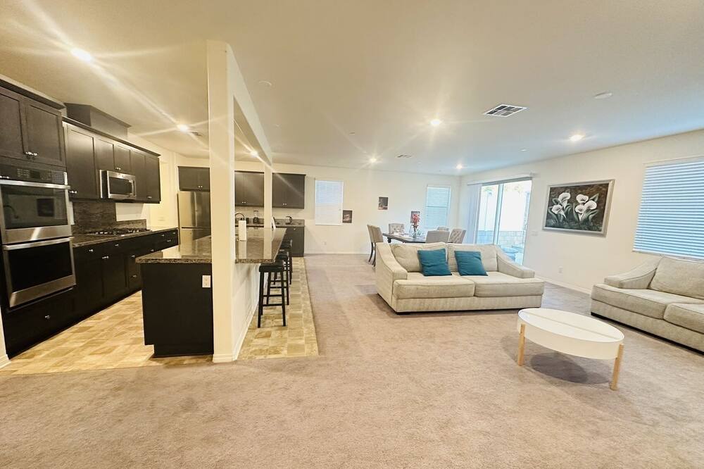 Jurupa Valley House | Jurupa Valley 5 bedrooms cheerful house with Mountain View