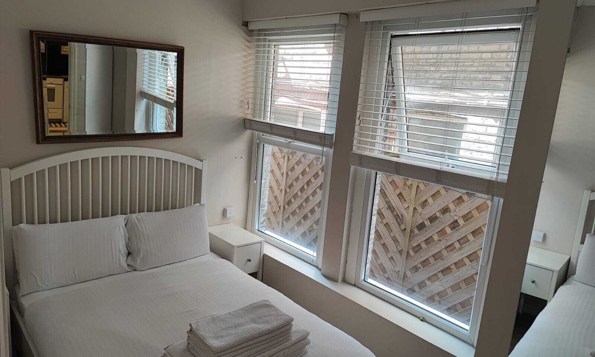 Brondesbury Park Apartment | Lovely apartment-12 minutes tube from Central London,sleeps 6,parking on street