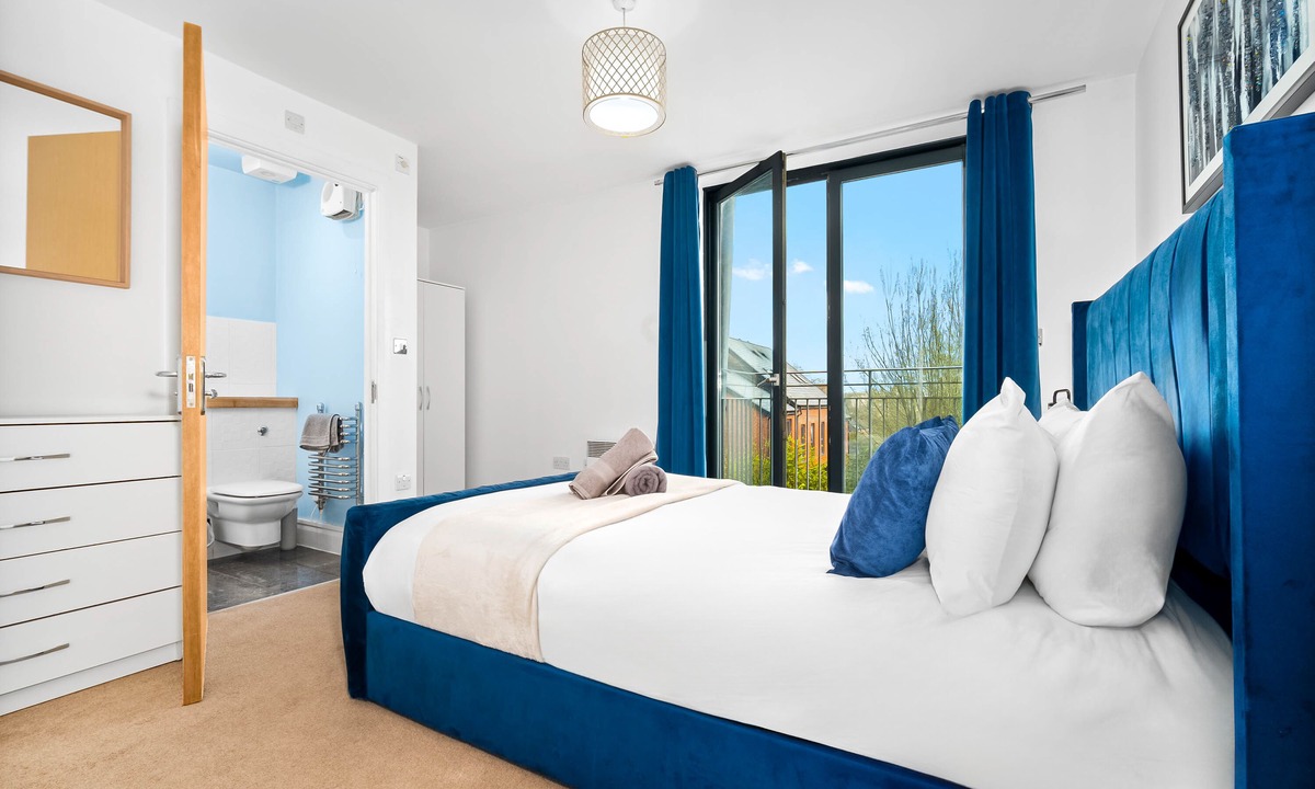 The Westside Apartment | Stylish 2 bed city centre apartment with balcony!